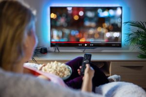 Почему вам стоит смотреть фильмы онлайн дома?
