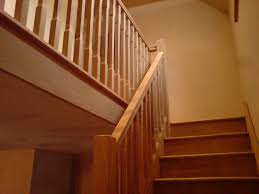 Преимущества установки деревянной лестницы дома